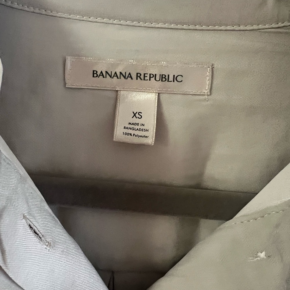 Banana Republic light gray button up blouse. Flap pockets. EUC! Size XS - Picture 6 of 10